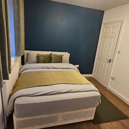 Airport 4 U Holiday home *