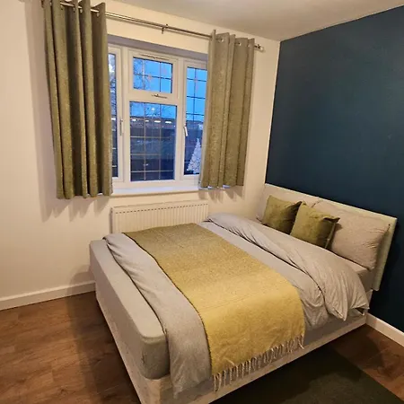 Airport 4 U Holiday home *