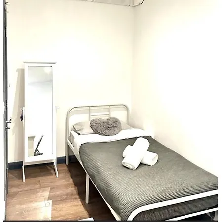 4 Bedrooms Flat In *