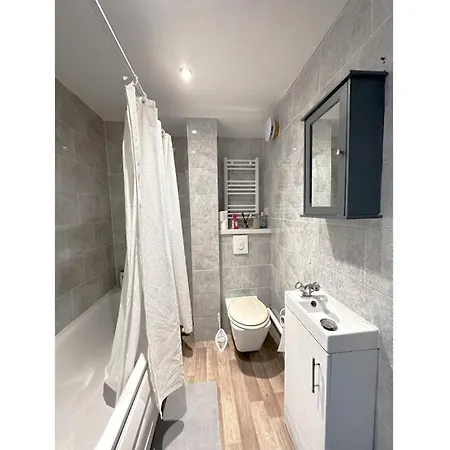 4 Bedrooms Flat In Apartment *