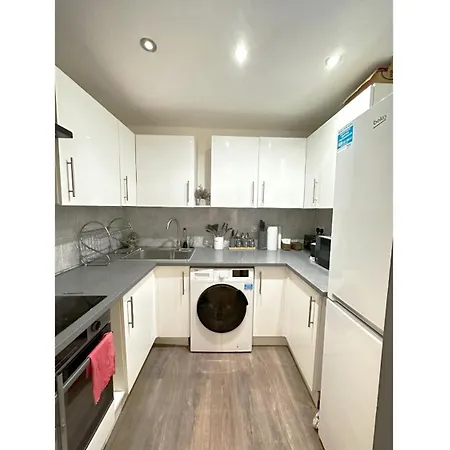 4 Bedrooms Flat In *