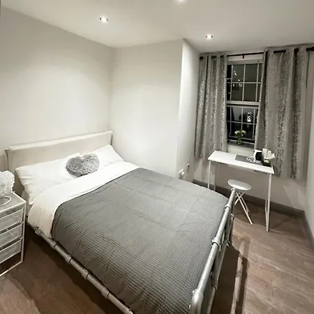 4 Bedrooms Flat In Apartment *