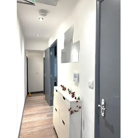Apartment 4 Bedrooms Flat In *