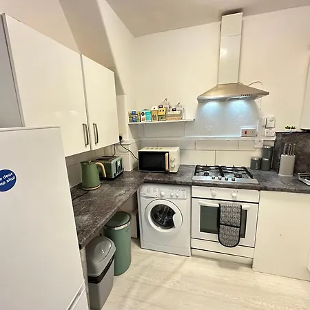 Apartment Flat In Aldgate East, London