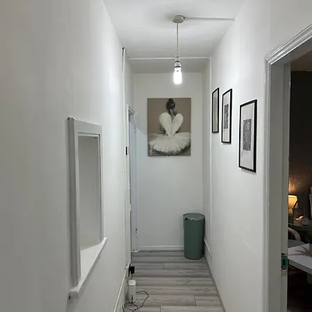 Apartment Flat In Aldgate East, London