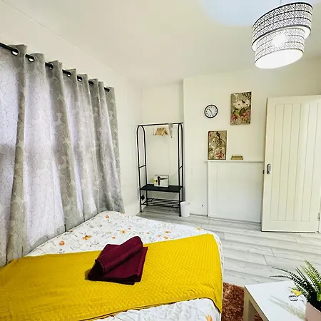 Apartment Flat In Aldgate East, London