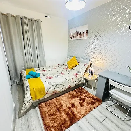Apartment Flat In Aldgate East, *