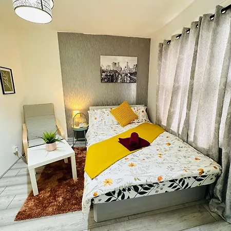 Apartment Flat In Aldgate East, London