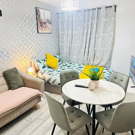 Flat In Aldgate East, Apartment London