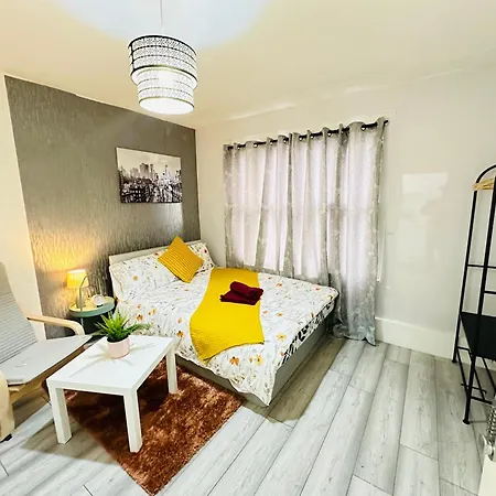 Flat In Aldgate East, Apartment