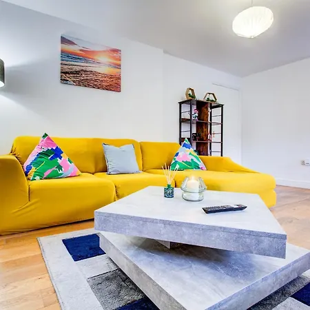Spacious 2-bed Family With Pets Welcome Apartment