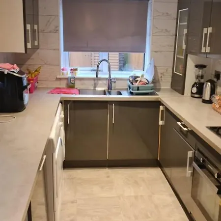 Cosy Bedroom Near Airport Homestay London