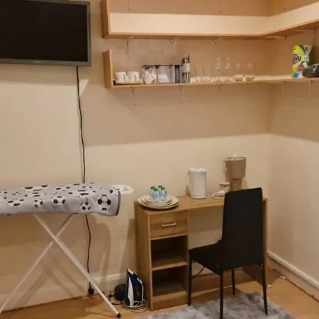 Cosy Bedroom Near Airport * London