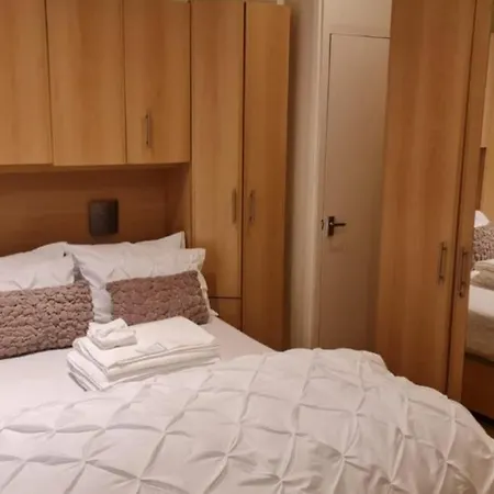 Cosy Bedroom Near Airport