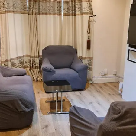 Cosy Bedroom Near Airport Homestay London