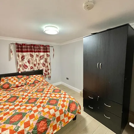 Comfy Ensuite In Colindale Homestay