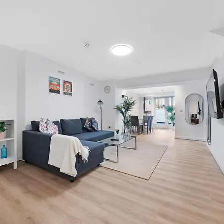 Flat In Dalston, Apartment