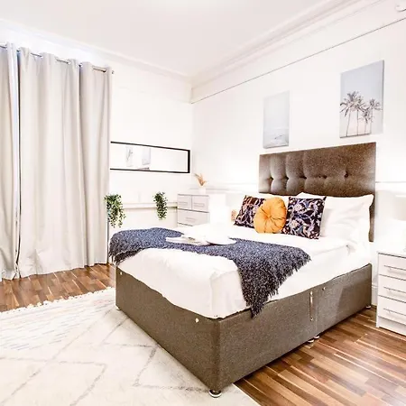 Beautiful Family Near Oxford Street London