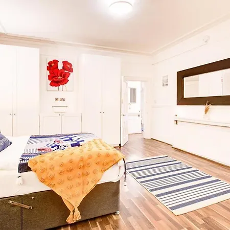 Beautiful Family Near Oxford Street London