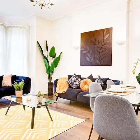 Beautiful Family Near Oxford Street London
