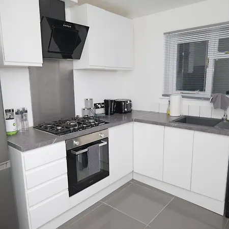 3 Br- King Size Bed, Netflix, Garden Free Parking Apartment