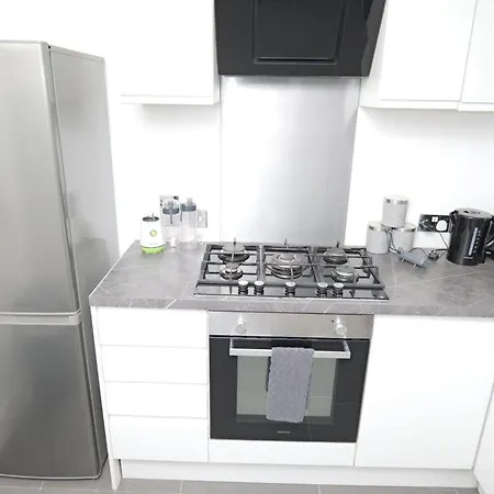 Apartment 3 Br- King Size Bed, Netflix, Garden Free Parking