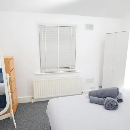 3 Br- King Size Bed, Netflix, Garden Free Parking Apartment *