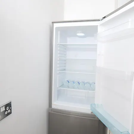 Apartment 3 Br- King Size Bed, Netflix, Garden Free Parking *