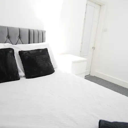3 Br- King Size Bed, Netflix, Garden Free Parking