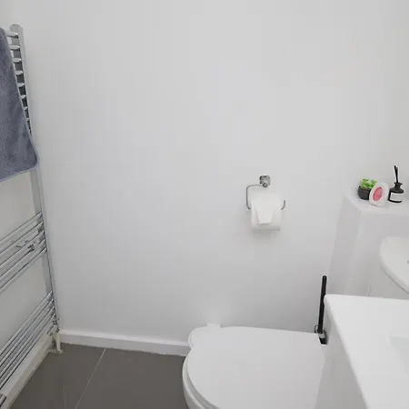 Apartment 3 Br- King Size Bed, Netflix, Garden Free Parking