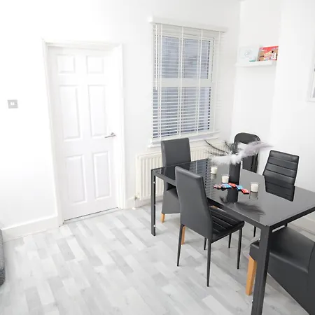Apartment 3 Br- King Size Bed, Netflix, Garden Free Parking London
