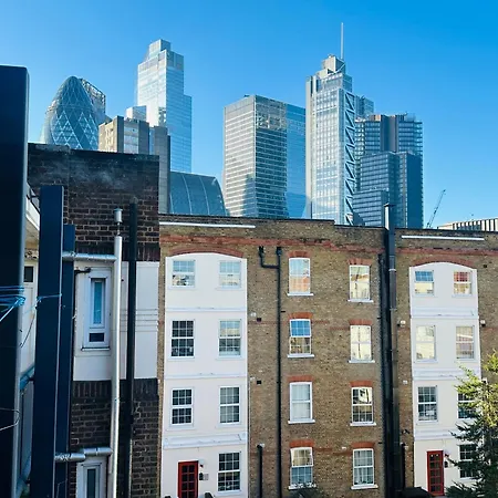 Flat In Aldgate East, Apartment London