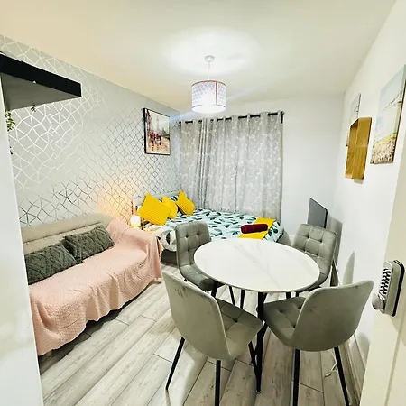 Flat In Aldgate East, Apartment