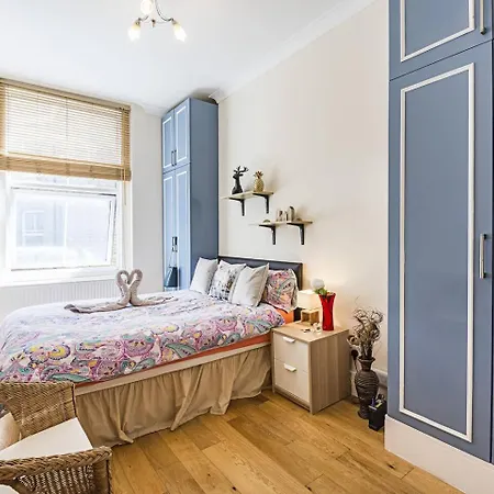Private Homely Bedroom In Kensington R2 *