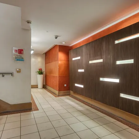 Stunning 1 Bed With Ac Next To Vauxhall Station Apartment *