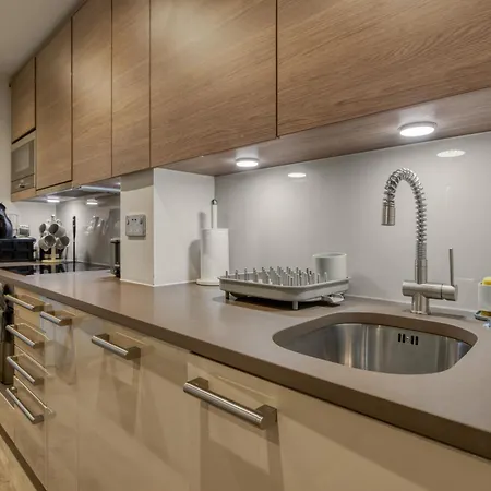 Stunning 1 Bed With Ac Next To Vauxhall Station Apartment *