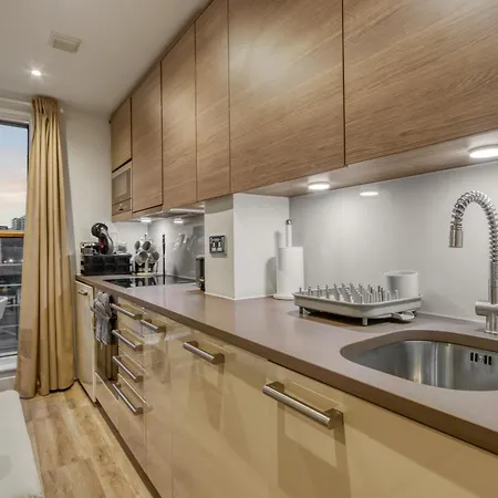 Stunning 1 Bed With Ac Next To Vauxhall Station Apartment *