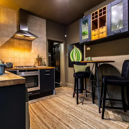 In Style At Olive 77 Book Your Trip Now Apartment Hanwell