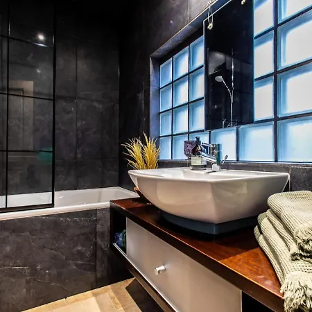 In Style At Olive 77 Book Your Trip Now Apartment *
