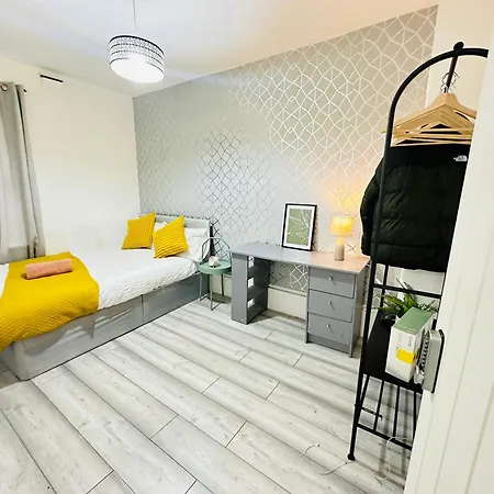 Apartment Flat In Aldgate East, *