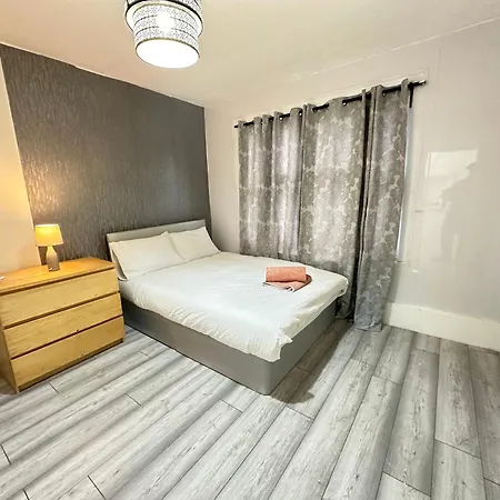 Flat In Aldgate East, Apartment London