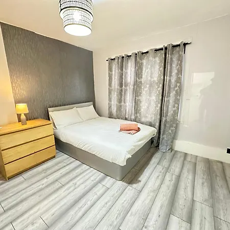 Apartment Flat In Aldgate East, *