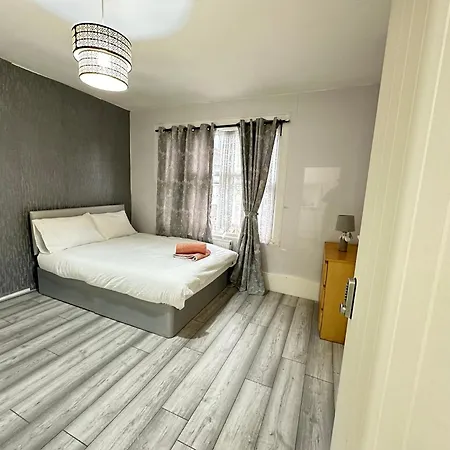 Flat In Aldgate East, *