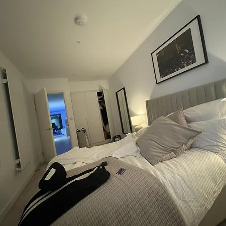 Luxury By Airport Apartment *