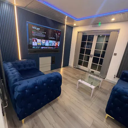 Luxxe House With Hot Tub And Pool Table Apartment Uxbridge
