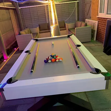 Luxxe House With Hot Tub And Pool Table Apartment