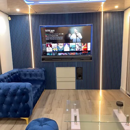 Apartment Luxxe House With Hot Tub And Pool Table
