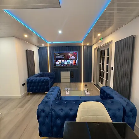 Luxxe House With Hot Tub And Pool Table Apartment *