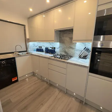 Luxxe House With Hot Tub And Pool Table Apartment Uxbridge