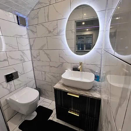 Luxxe House With Hot Tub And Pool Table Apartment *
